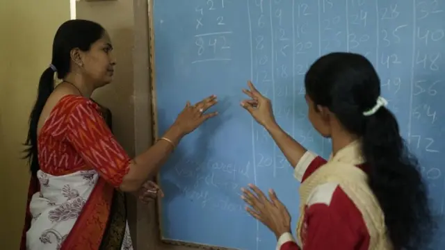 गीता सध्या सांकेतिक भाषा शिकतेय