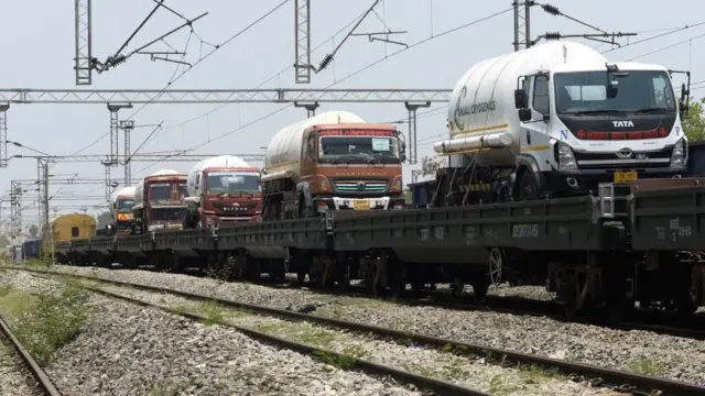 દેશના અનેક ભાગમાં ઓક્સિજન પૂરો પાડવા માટે વાયુદળ અને રેલવેએ મહત્ત્વની ભૂમિકા ભજવી.