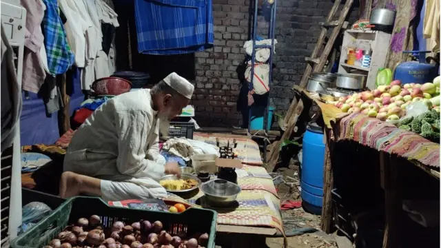 मदनपुर खादर की बस्ती में रोहिंग्या लोग