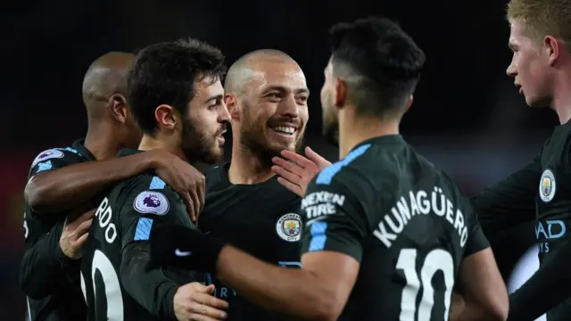 David Silva es felicitado por sus compañeros.
