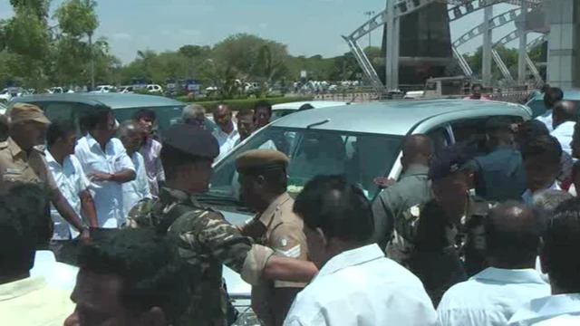 போலீஸ் பாதுகாப்புடன் திருச்சி விமான நிலையத்தில் இருந்து வெளியே செல்லும் ஓ.பன்னீர்செல்வம்