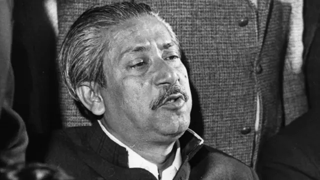 سنہ 1972 میں رہائی کے بعد شیخ مجیب لندن میں ایک پریس کانفرنس کے دوران