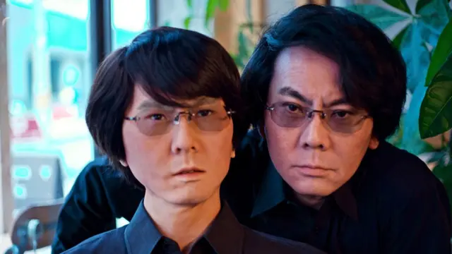 Professor Ishiguro com seu robô