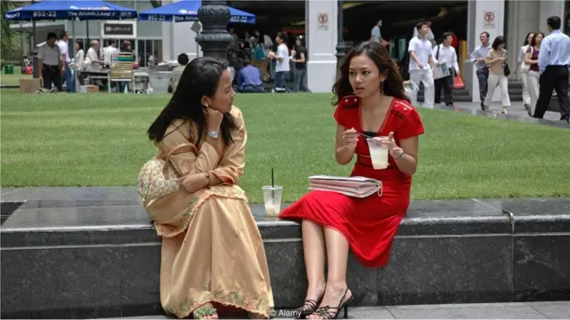 ክልተ ደቂ-ኣንስትዮ ሲንጋፓራውያን ኮፍ ኢለን እናዕለላ