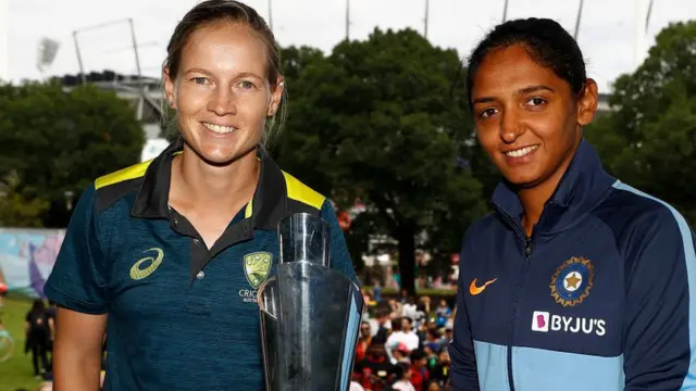 भारत और ऑस्ट्रेलिया टीम की कप्तान विश्वकप ट्रॉफी के साथ