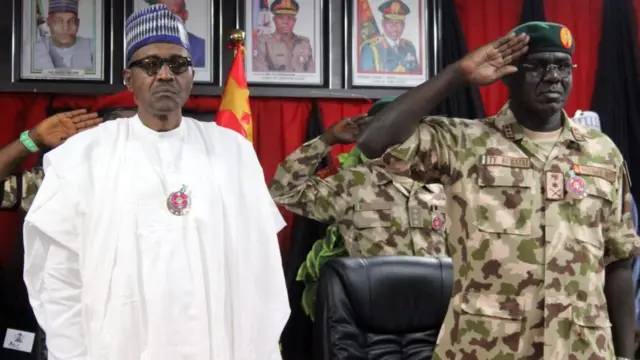 Le président Muhammadou Buhari et le chef d'Etat-major de l'armée nigériane, Tukur Yusuf Buratai en 2018.