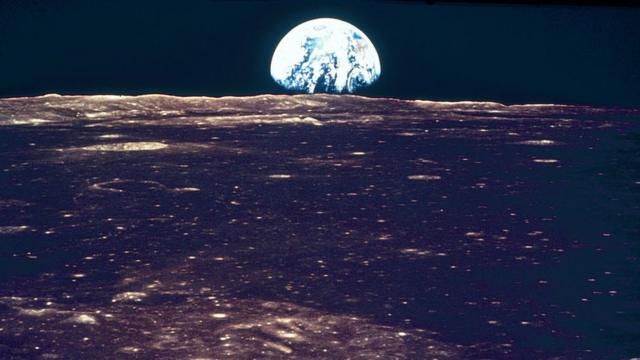 Foto de la Tierra y la Luna tomada por los astronautas del Apolo 11.
