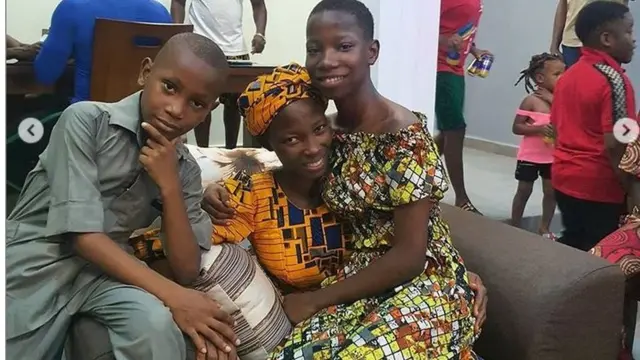 Emmanuella, iya ati aburo rẹ