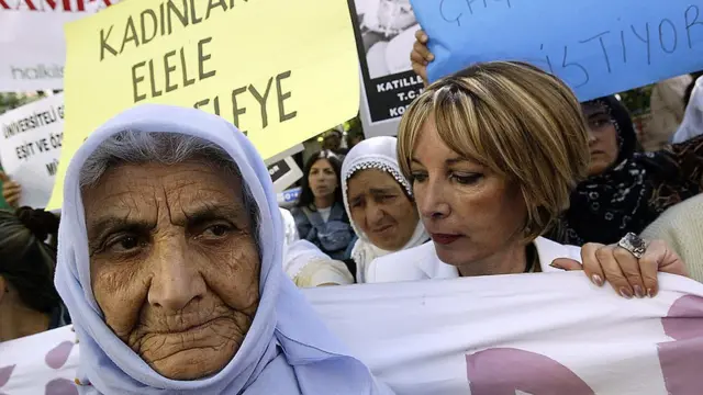 U meni tizzalarimga silkitib qo‘ydi.