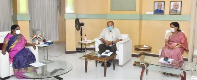 అధికారులతో సమీక్షిస్తున్న తెలంగాణ గవర్నర్ తమిళసై సుందరరాజన్