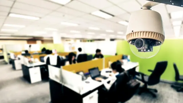 Чтобы понять поведение сотрудников, некоторые фирмы используют камеры и инфракрасные датчики, которые позволяют отследить, как люди перемещаются в офисе и где проводят большую часть рабочего времени