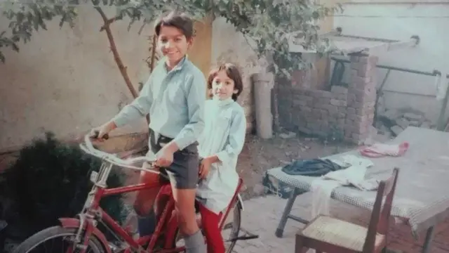 ہارون محمود بچپن میں اپنی بہن کے ہمراہ