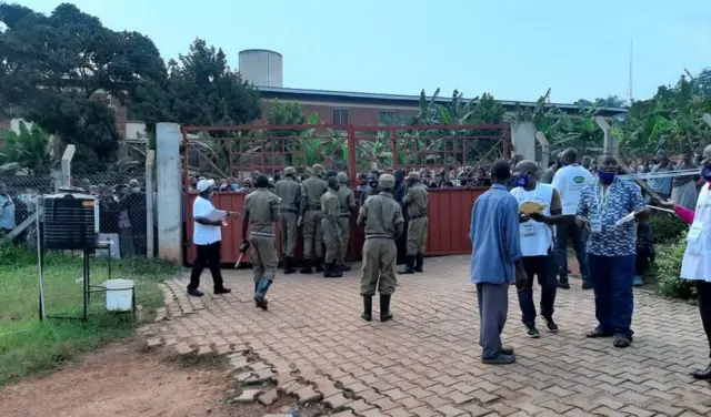 Hamwe ibikoresho by'amatora byatinze abaje gutora barinuba