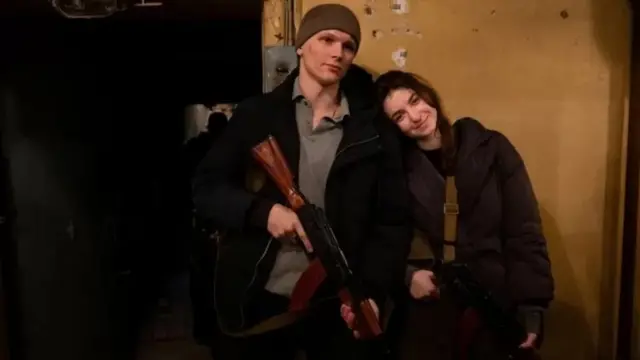 Учасники тероборони отримують зброю для захисту своїх міст. На фото - Київ