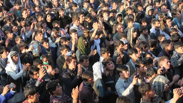 مردم بدخشان در حال تماشای برنامه‌های جشنواره