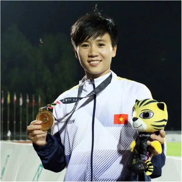 Tuyết Dung và tấm HCV Bóng đá nữ SEA Games 29 tại Malaysia năm 2017.