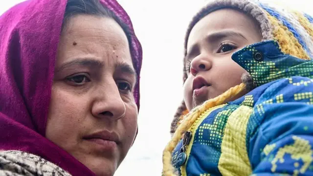 بھارت کے زیرِ انتظام کشمیر میں پھنسی خواتین