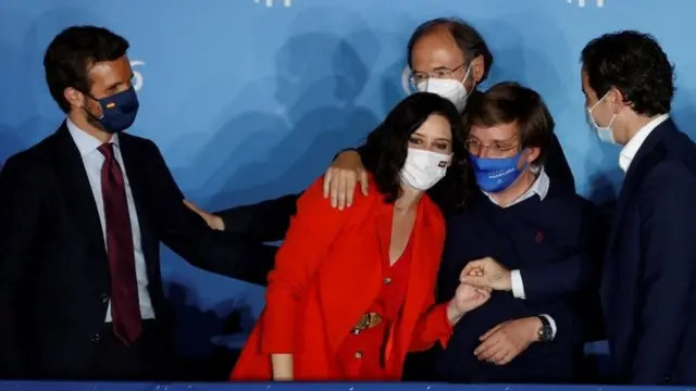 Ayuso junto a compañeros de Partido.