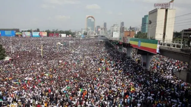 Abantu babarirwa mu bihumbi amacumi bari bitabiriye mitingi yo gushyigikira Bwana Abiy