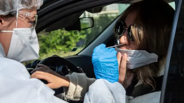 Медсестра во Франции проводит анализ на коронавирус