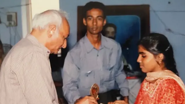 વિદ્યાર્થિનીનું સન્માન કરતા દિલીપ રાણપુરા