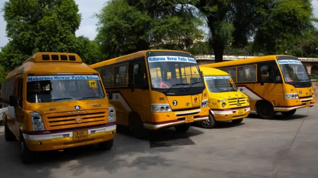 स्कूल बस