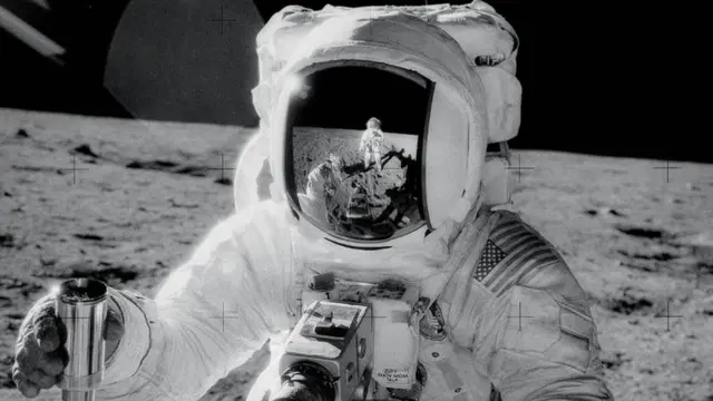 أحد رواد الفضاء على سطح القمر