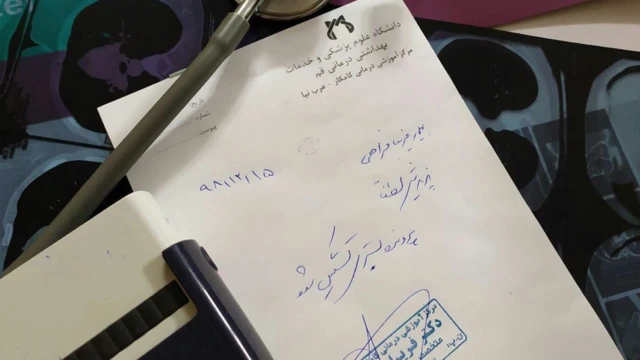 پزشکی که دستور بستری شدن خود را امضا می کند