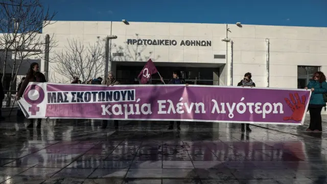 Eleni Topaloudi cinayetini protesto eden kadınlar mahkeme binası önünde ellerinde "Bizi öldürüyorlar" yazılı pankart taşıdı.