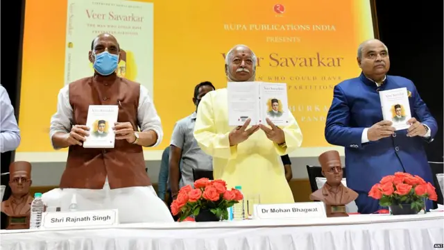 వీర్ సావర్కర్‌పై పుస్తకాన్ని ఆవిష్కరిస్తున్న రాజ్‌నాథ్ సింగ్, మోహన్ భాగవత్