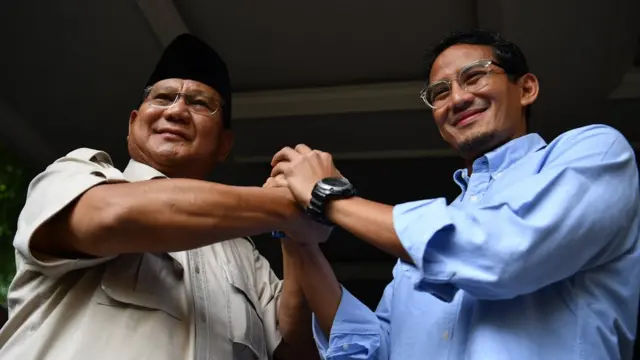Calon Presiden dan Calon Wakil Presiden nomor urut 02 Prabowo Subianto (kiri) dan Sandiaga Uno berjabat tangan seusai memberikan keterangan pers di kediaman Prabowo, Kertanegara, Jakarta Selatan, Selasa (21/5/2019).