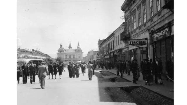 Перл народилася в угорському місті Сигіт, тепер Румунія