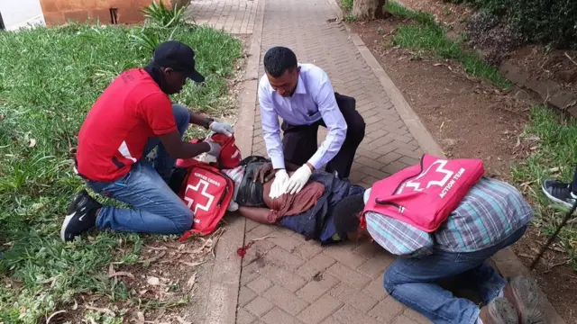 घायलों का इलाज करते स्वास्थ्यकर्मी