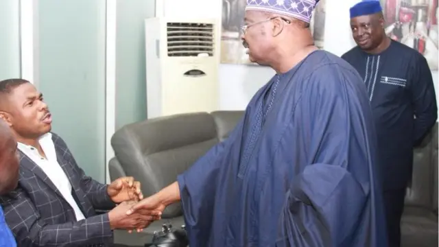 Yinka Ayefele n bọ Abiola Ajimobi lọwọ