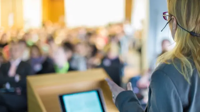 Оратор перед аудиторией