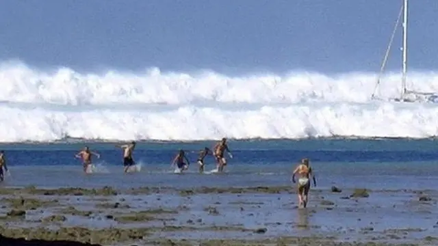 Ondas gigantes na costa de Krabi, Tailândia