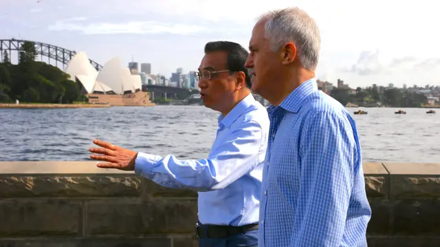 李克強（中）與特恩布爾（右）在悉尼港灣漫步（25/3/2017）