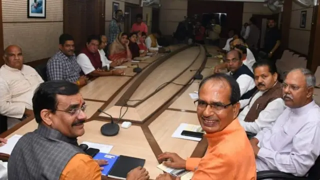 शिवराज सिंह चौहान बीजेपी नेताओं के साथ