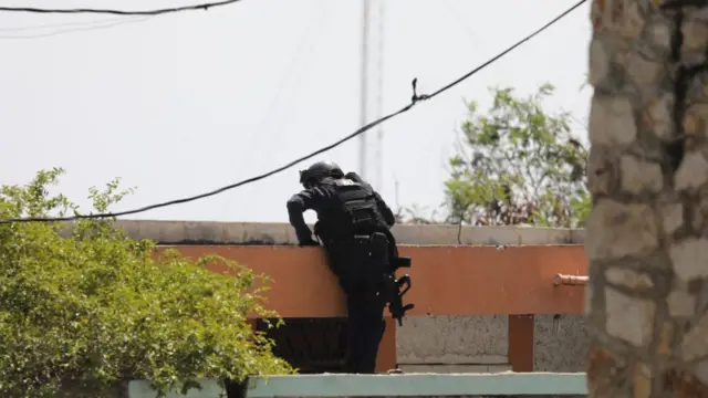 Policía en Puerto Príncipe.