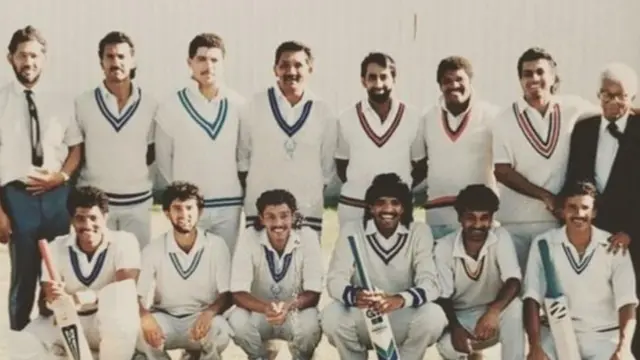 ఓ సౌత్ ఆఫ్రికన్ క్రికెట్ బోర్డ్ ఎలెవన్ మ్యాచ్‌కు ముందు తీసిన ఫొటోలో హుసేన్ మనాక్ (వెనుక వరుసలో కుడివైపు నుంచి రెండో వ్యక్తి), ఫయీక్ డేవిడ్స్ (కింది వరుసలో ఎడమవైపు నుంచి మొదటి వ్యక్తి)