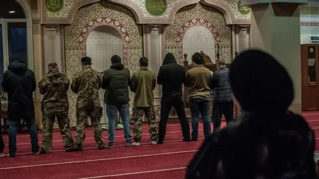 प्रार्थनामा पुरुषहरू।