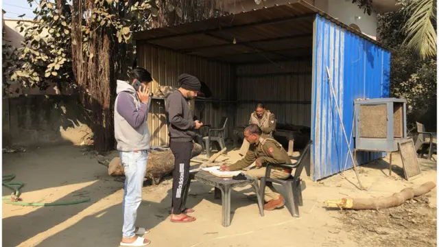 મંદિરમાં પ્રવેશ માટે ઓળખપત્ર બતાવવું પડે છે