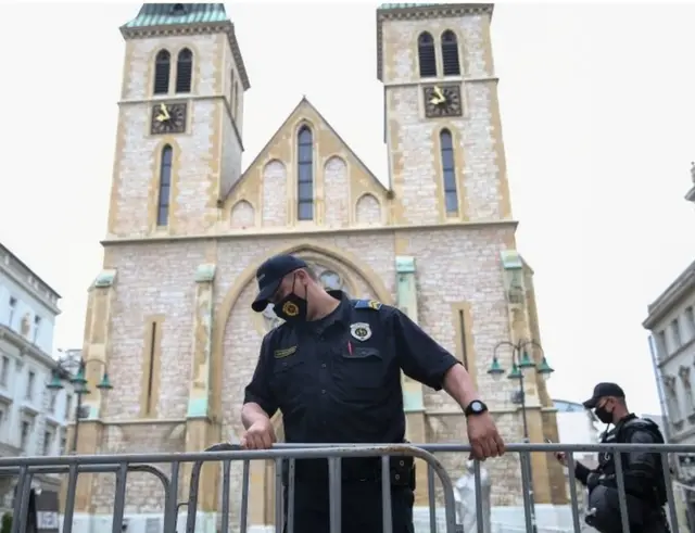 Police put barriers around Sarajevo's Sacred Heart Cathedral. Photo: 16 May 2020