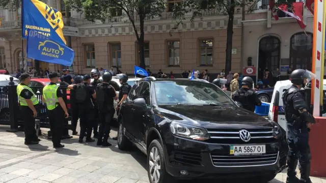 Заблоковано проїзд у двір Ради