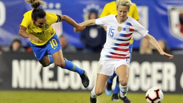 Megan Rapinoe junto a la brasileña Marta.
