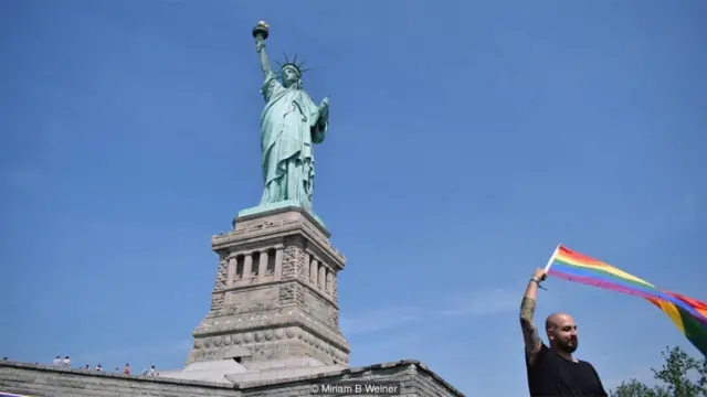 ہمہ جہت معنی کی علامت