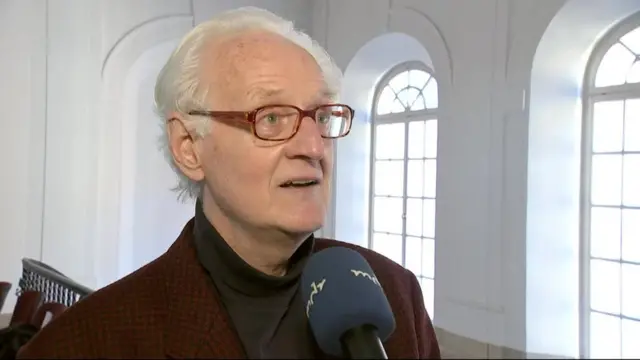 میشائیل دولمان می‌گوید این نقش‌برجسته توهین آمیز است