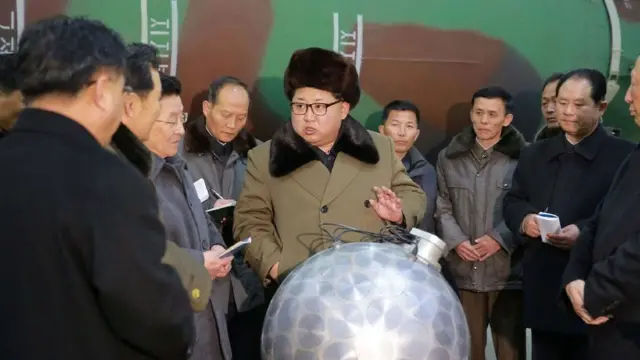 Ким Чен Ын (в центре)