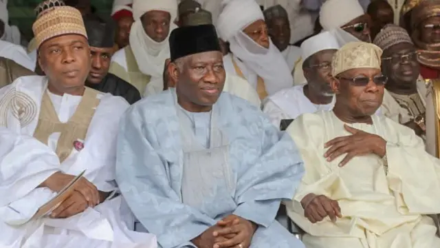 Tsohon shugaban Najeriya Goodluck Jonathan (tsakiya) ya halarci bikin