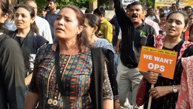 પેન્શન યોજના 1881માં લાવવામાં આવી હતી ત્યારે તેનો હેતુ એવો હતો કે સરકારી કર્મચારીઓ ઉપર અનેક પ્રકારનાં નિયંત્રણો હોઈ તે નોકરી સિવાય કોઈ અન્ય કામ ધંધો કરી શકતા નથી